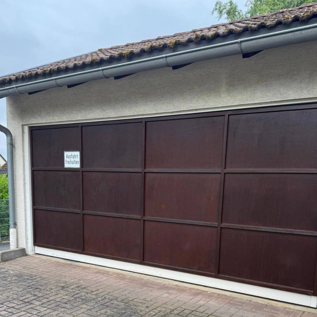 Sauber gestaltete Garage und Außenfläche am Wohnhaus in Fürth