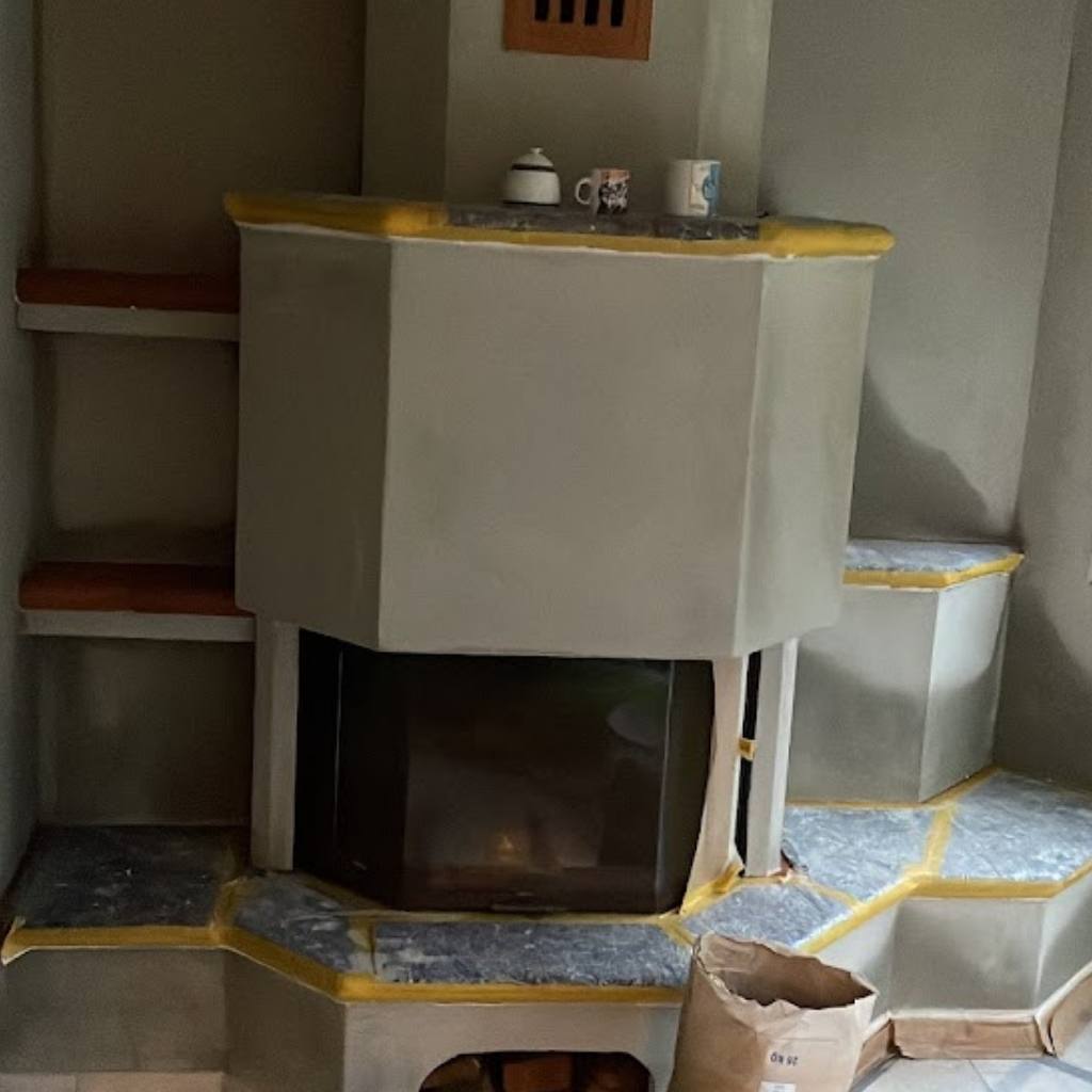 Modernisierter Kamin mit kreativer Wandgestaltung im Wohnraum in Fürth