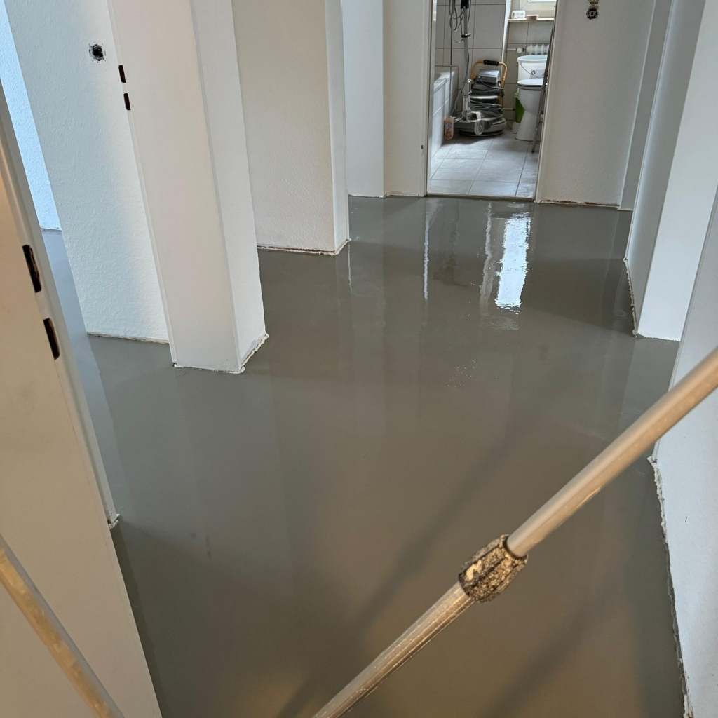 Glänzende Bodenfläche im Innenraum nach Beschichtung oder Versiegelung in Fürth