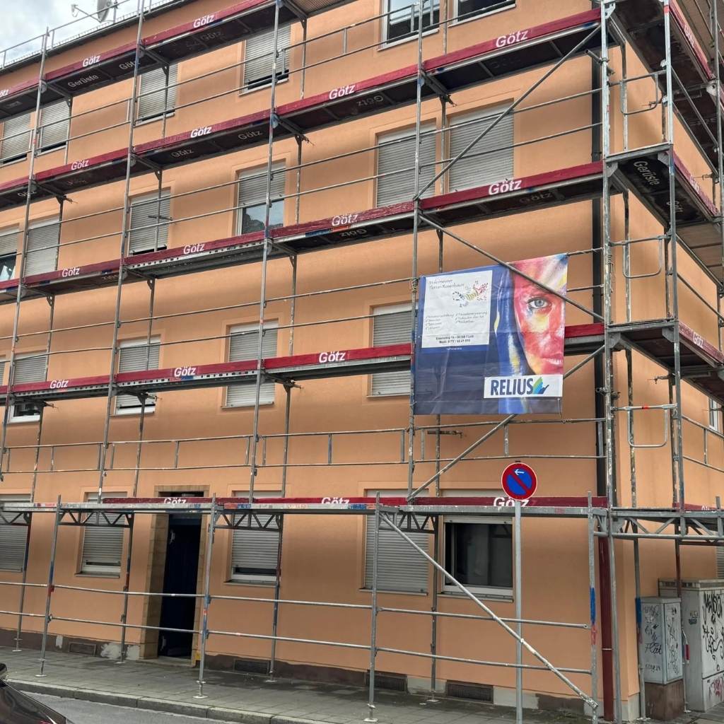 Gerüst an Wohngebäude für Fassadenarbeiten und Außenanstrich in Fürth