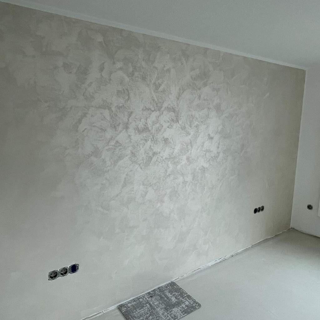 Heller Innenraum mit dekorativer Effektwand und strukturierter Oberfläche in Fürth