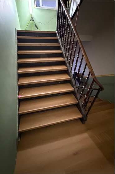 Innenliegende Treppe mit renovierter Optik und sauberer Ausführung in Fürth