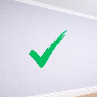 Sauber gestrichene Innenwand mit Qualitätszeichen für professionelle Malerarbeiten in Fürth