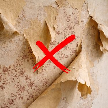 Alte beschädigte Tapete als Beispiel für Renovierungsbedarf im Innenraum