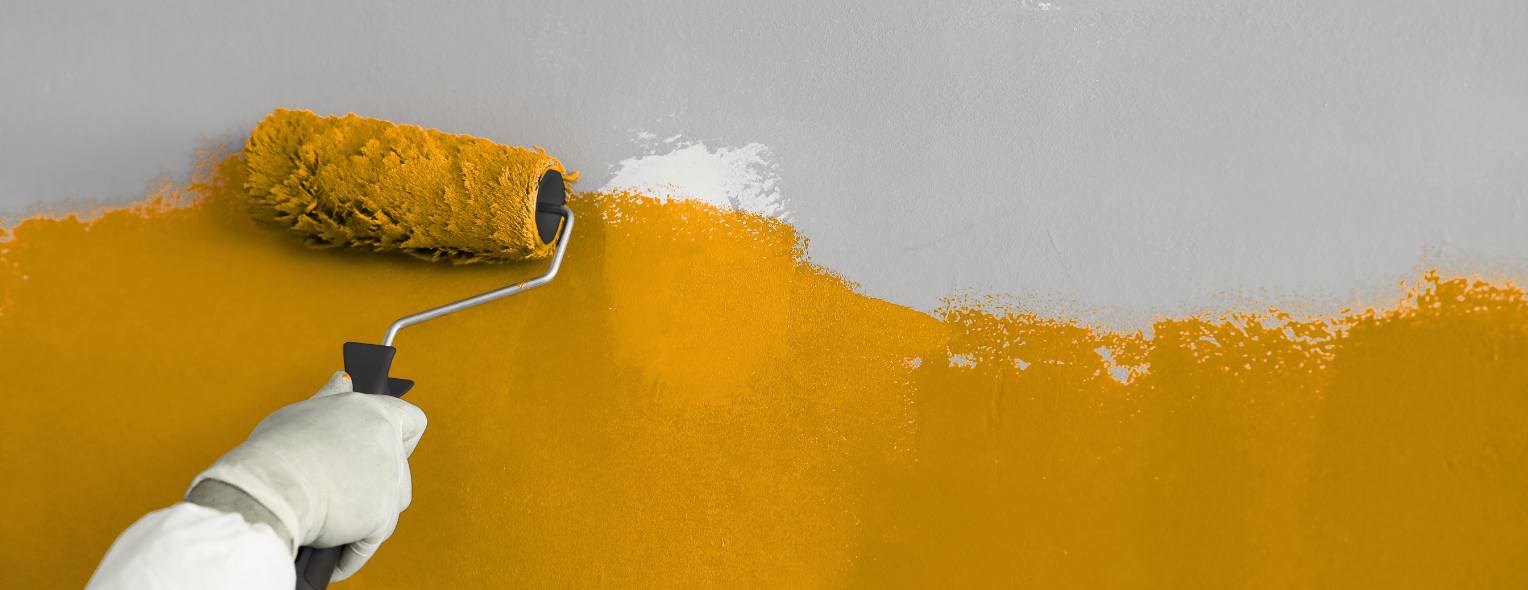 Gelber Wandanstrich mit Farbrolle für kreative Raumgestaltung in Fürth