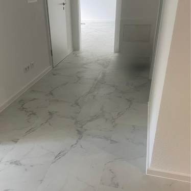 Heller Flur mit modernem Boden und sauber gestalteten Wänden in Fürth