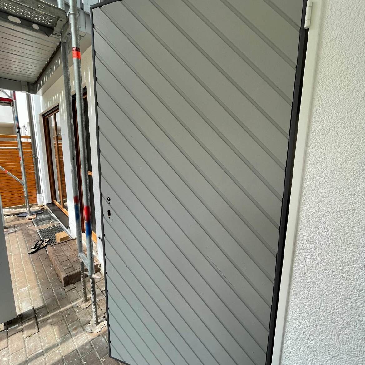 Sauber ausgeführte Außenverkleidung und Fassadendetail am Gebäude in Fürth