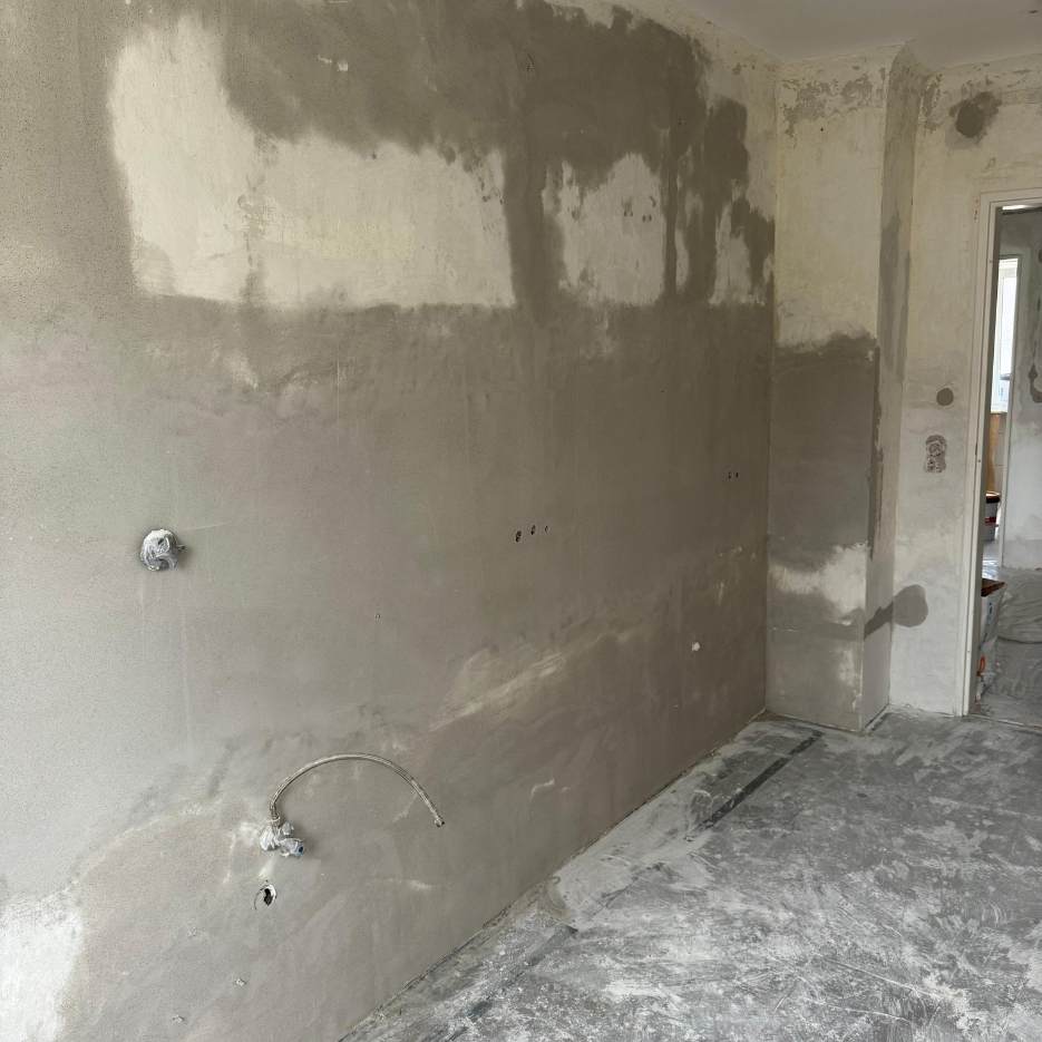 Vorbereitete Innenwand für Verputz und Malerarbeiten in Fürth