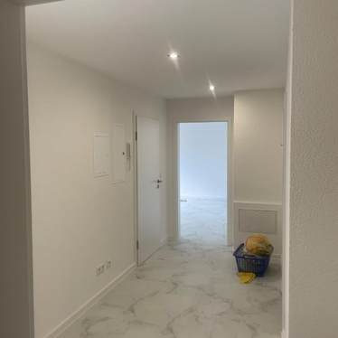 Moderner heller Innenraum nach Maler und Renovierungsarbeiten in Fürth