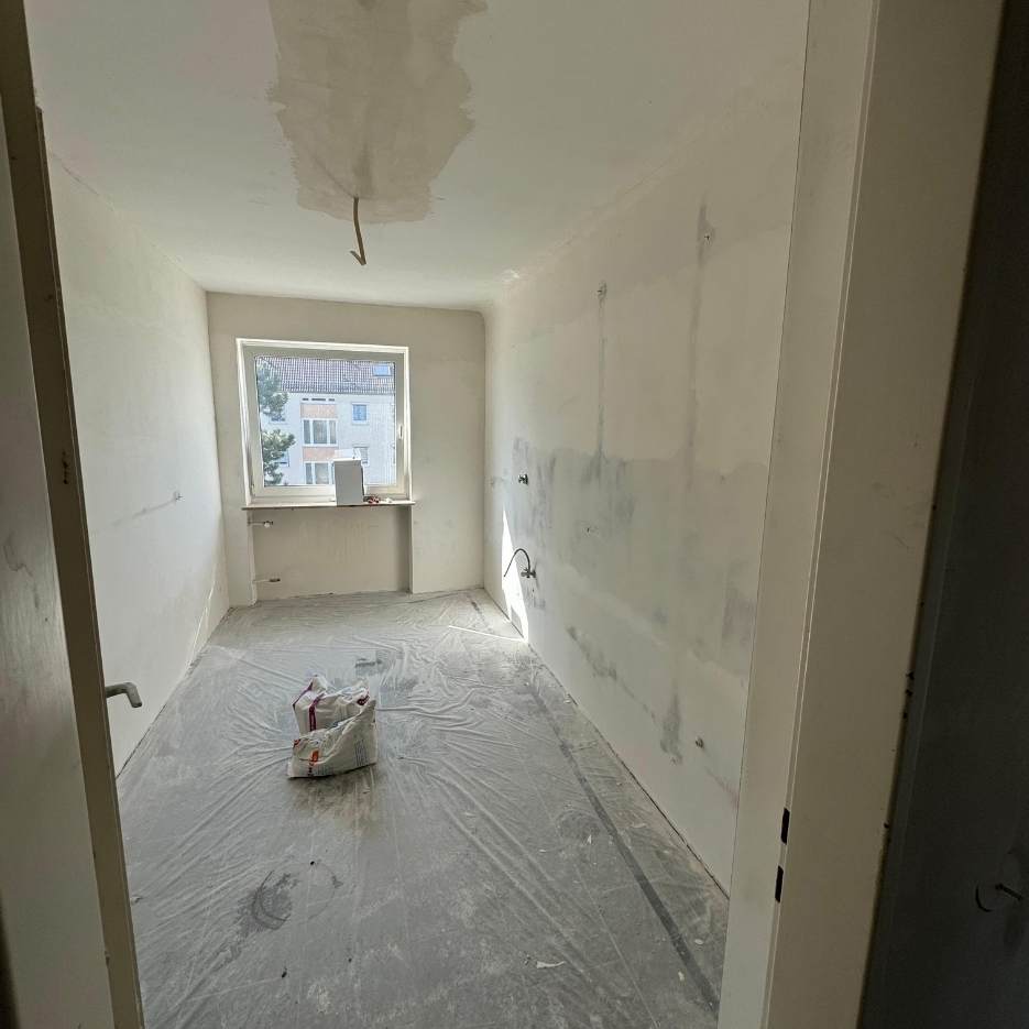 Renovierter Flur in Vorbereitung auf Malerarbeiten und Innenausbau