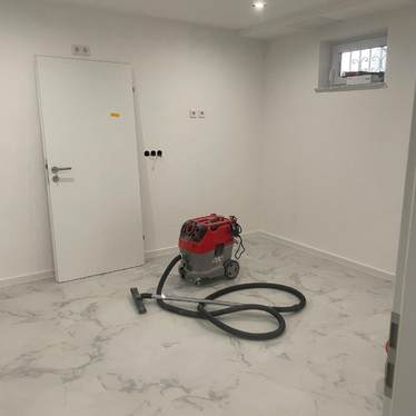 Renovierter Raum mit sauberem Boden und fertigen Wandflächen in Fürth