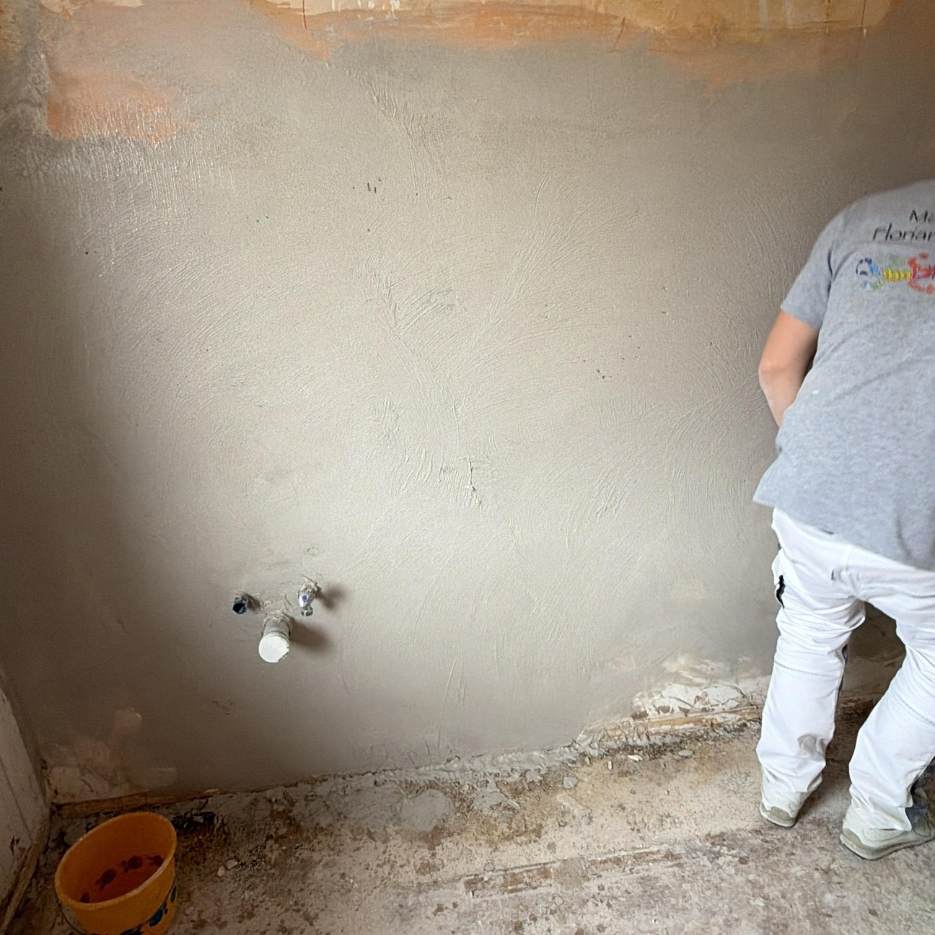 Malerarbeiten an Innenwand durch Fachbetrieb in Fürth