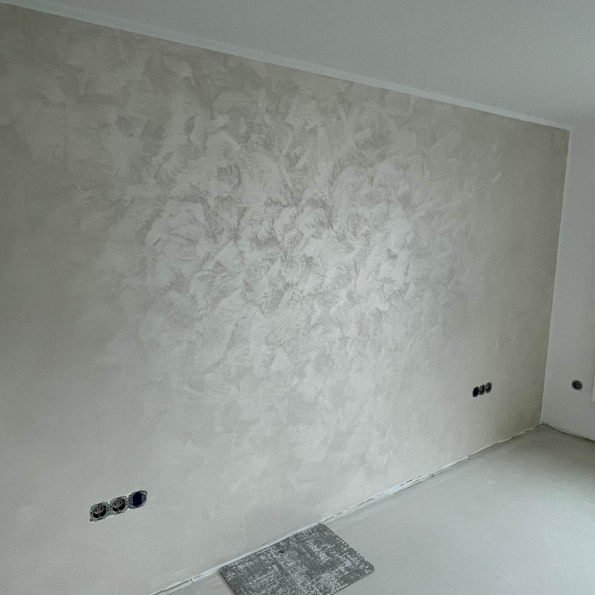 Heller Innenraum mit dekorativer Effektwand von Malermeister Florian Rosenbaum in Fürth