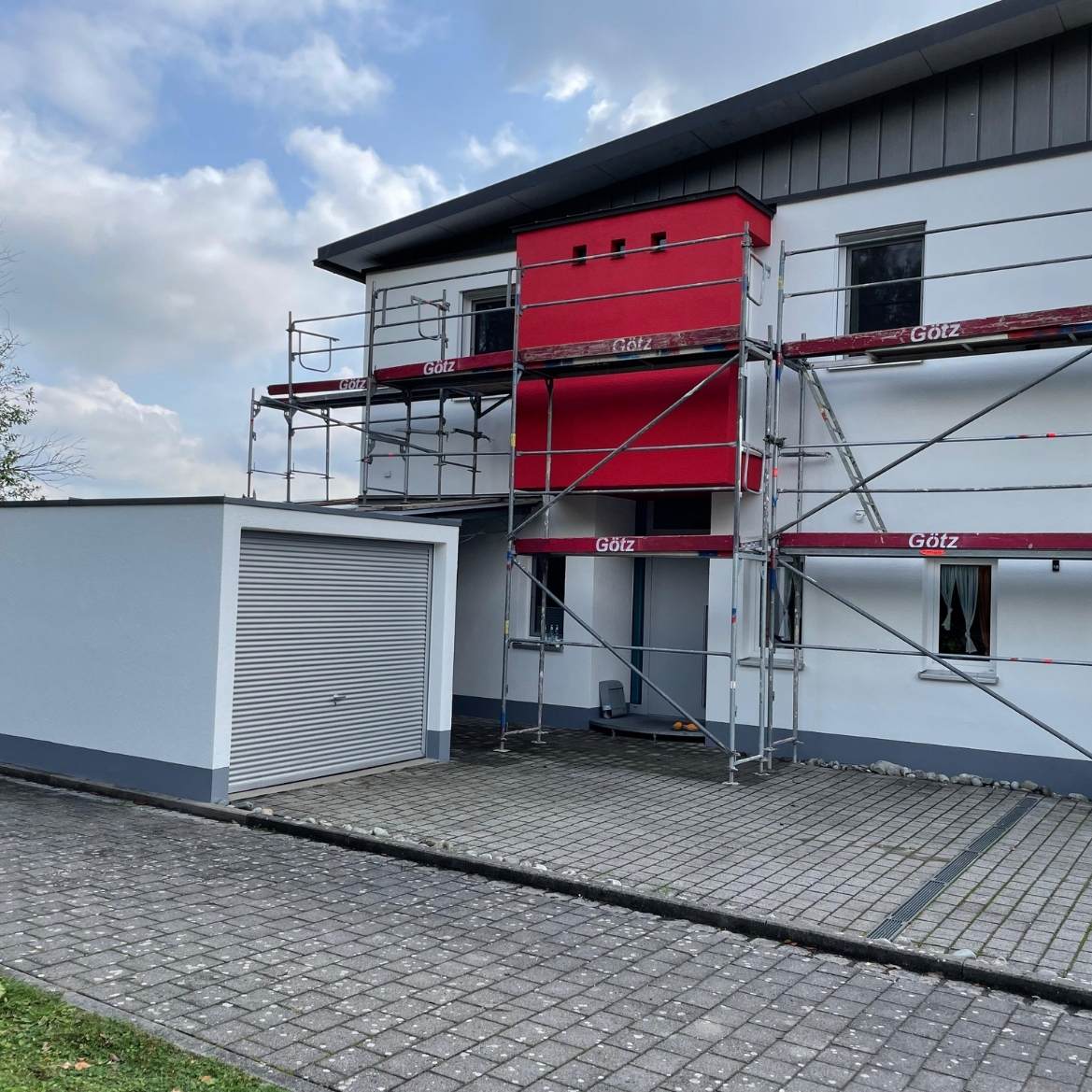 Fassadenarbeiten an Wohngebäude mit Gerüst durch Malermeister Florian Rosenbaum in Fürth