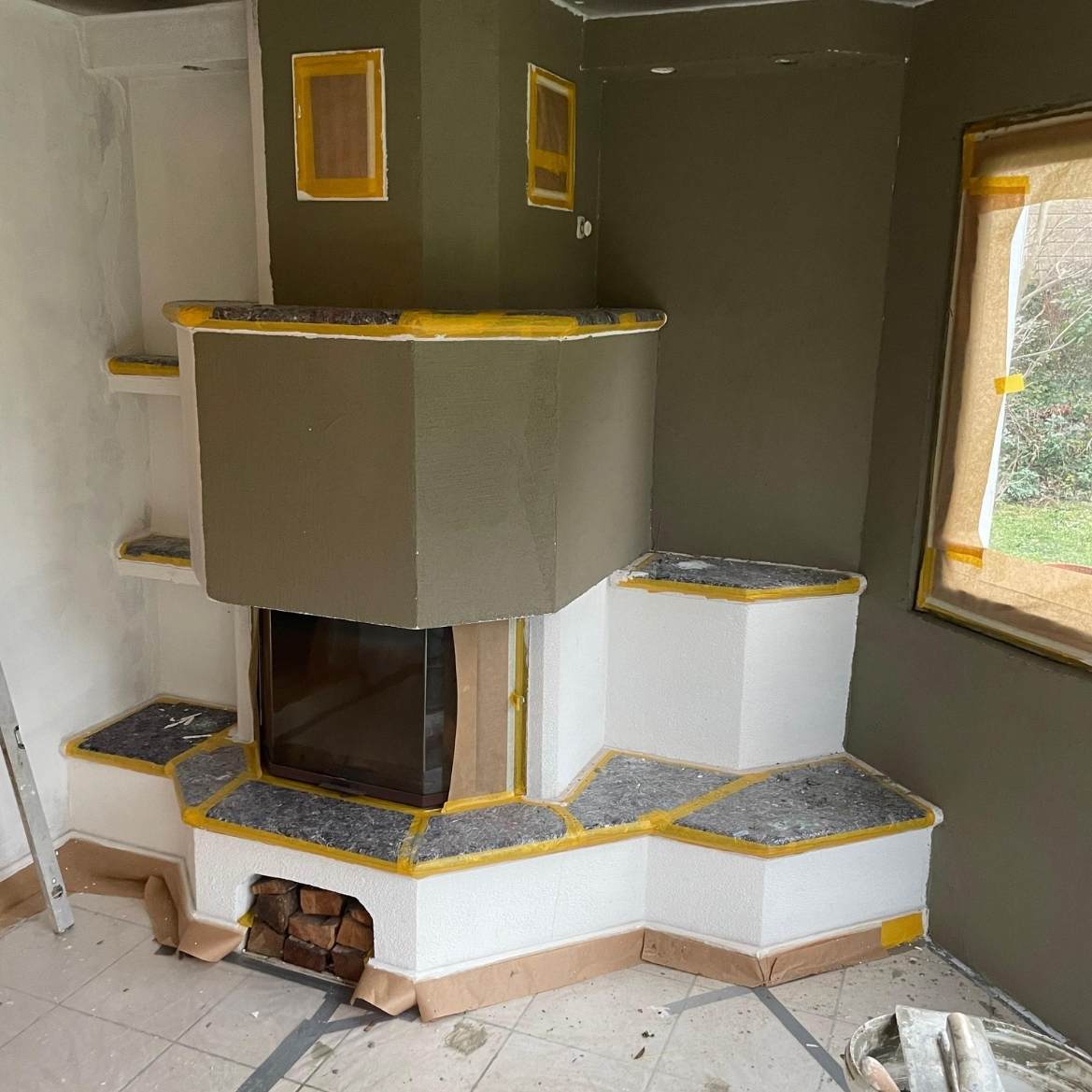 Modernisierter Kamin im Wohnraum mit kreativer Wandgestaltung von Malermeister Florian Rosenbaum in Fürth