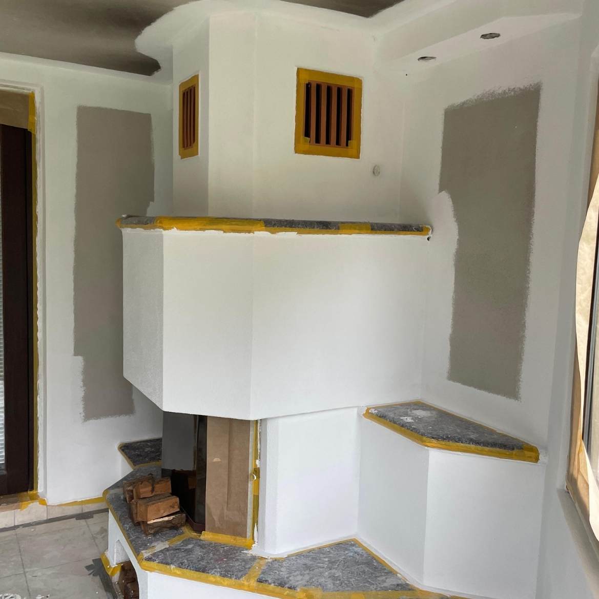 Moderner Innenbereich mit weißem Ausbau und hochwertigen Oberflächen in Fürth