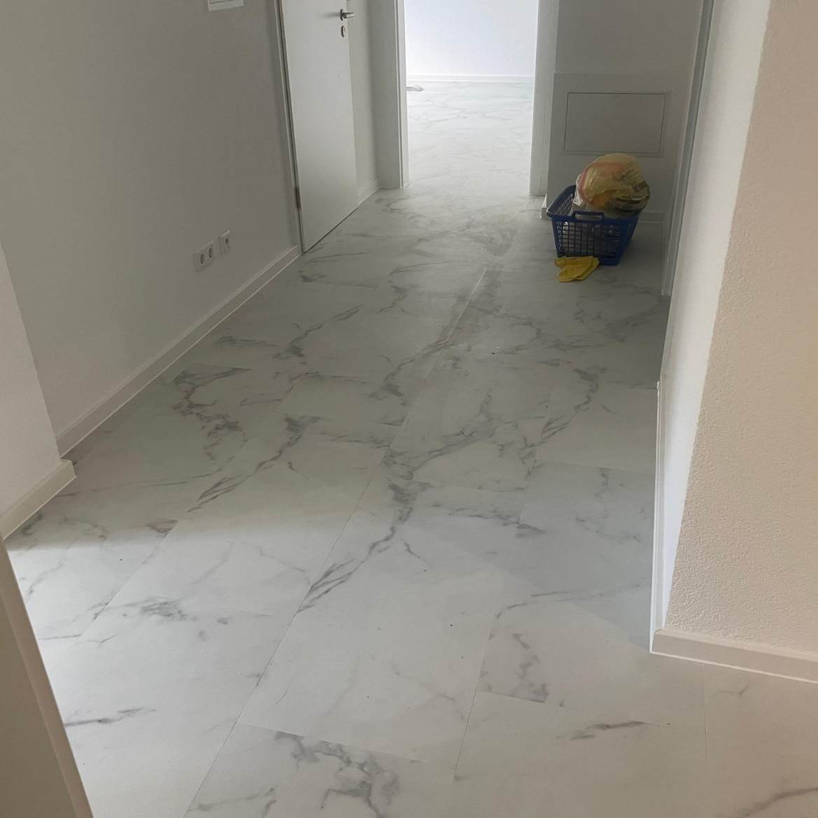 Individuell gestalteter Innenbereich mit sauber verarbeiteten Kanten und Flächen