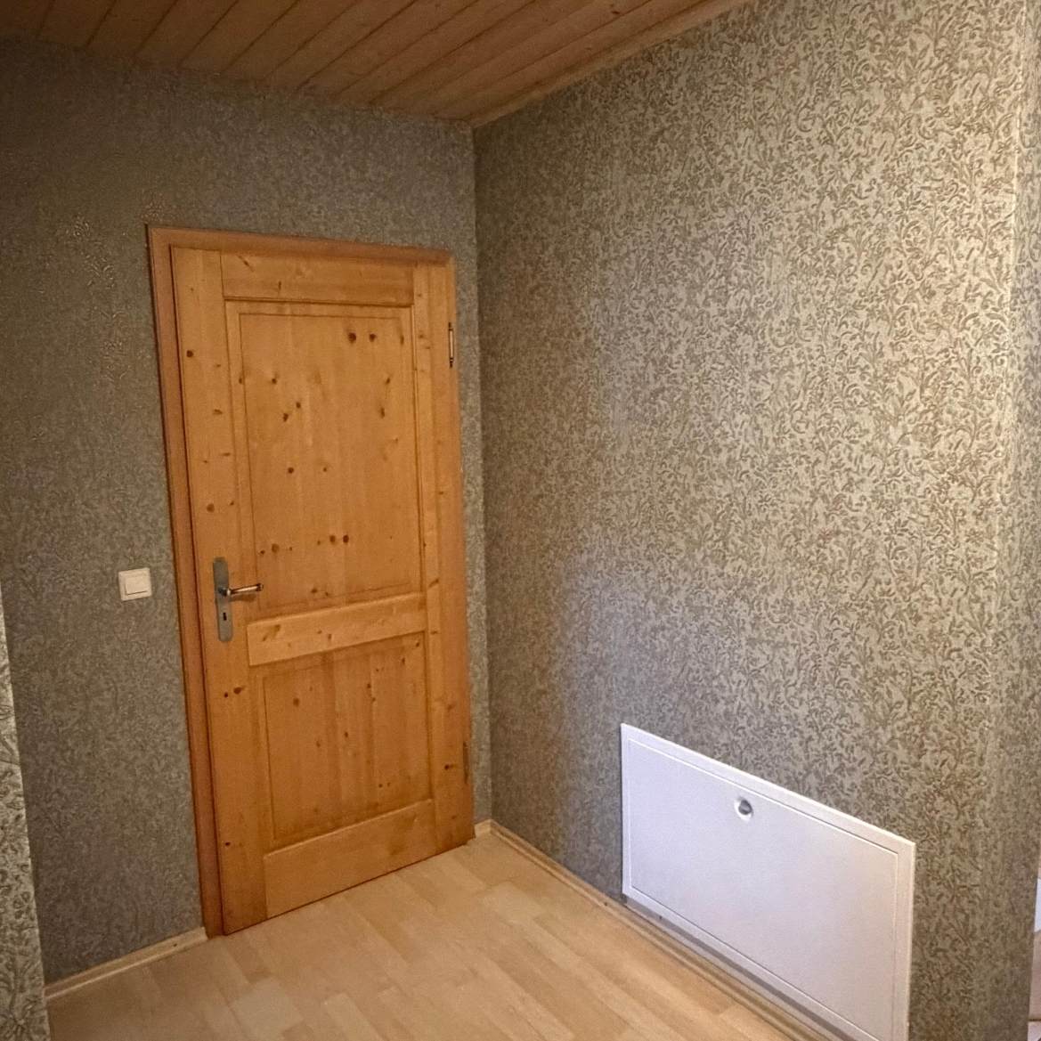 Kreative Licht und Wandgestaltung in blauem Innenraum durch Malerbetrieb