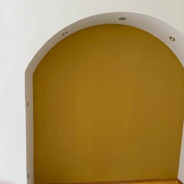 Wohnraum mit dekorativer Tapete und sauberer Wandgestaltung in Fürth