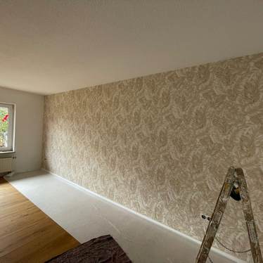 Gelb gestrichener Rundbogen als kreative Wandgestaltung in Fürth