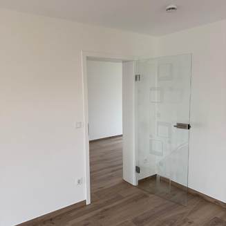 Frisch renovierter Innenraum mit heller Wandgestaltung in Fürth