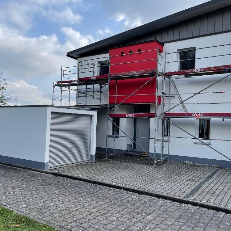 Fassadenarbeiten am Haus mit Gerüst durch Malerbetrieb in Fürth