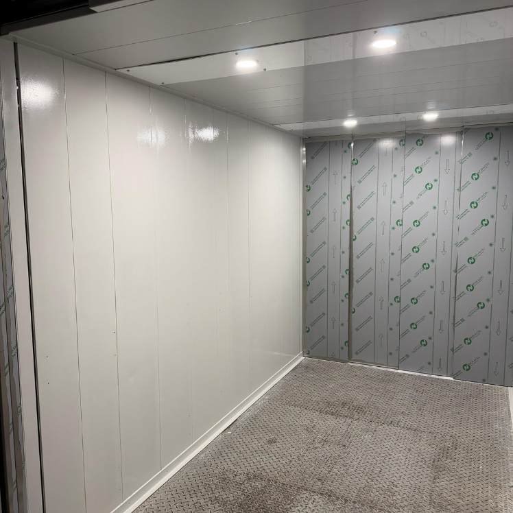 Modern gestalteter Innenraum mit glatten Wänden und Deckenspots in Fürth